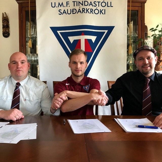 Frá undirritun samnings í stássstofunni á Sjávarborg. F.v. Dagur Þór Baldvinsson formaður unglingaráðs, Baldur Þór Ragnarsson nýráðinn þjálfari Tindastóls og Ingólfur Jón Geirsson formaður körfuknattleiksdeildar Tindastóls. Aðsend mynd.