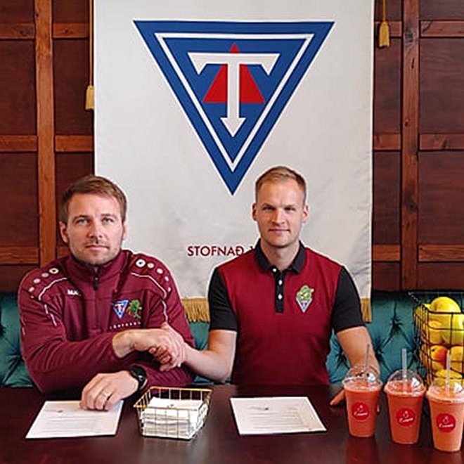 Svavar Atli og Baldur Þór við undirritun samnings í húsakynnum Lemon á Sauðárkróki. MYND: TINDASTÓLL