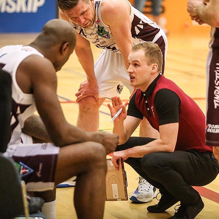 Baldur þjálfari var ósáttur við sína menn í kvöld. Það er ljóst að nú þurfa menn að bíta í skjadarrendur. MYND: HJALTI ÁRNA