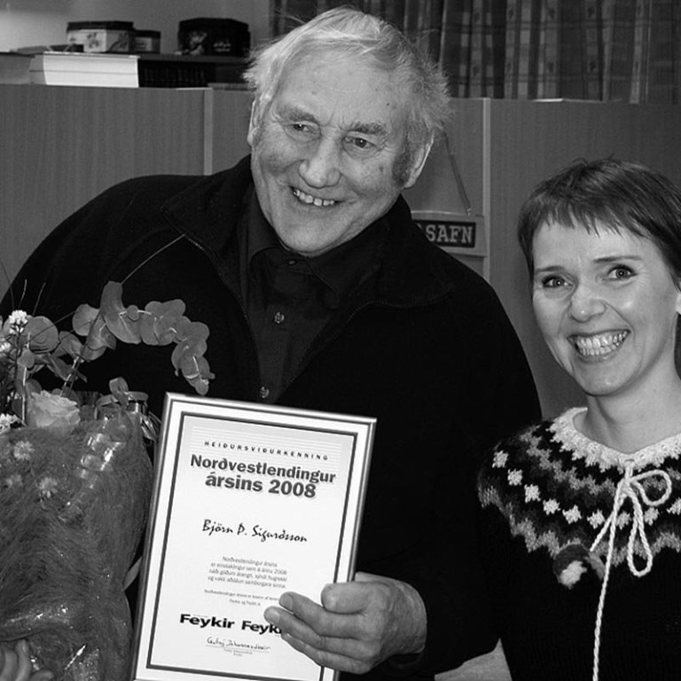 Bangsi tekur við viðurkenningu sem annar Norðvestlendinga ársins 2008 í janúarbyrjun 2009 úr hendi Guðnýjar Jóhannesdóttur, þáverandi ritstjóra Feykis. MYND: FEYKIR