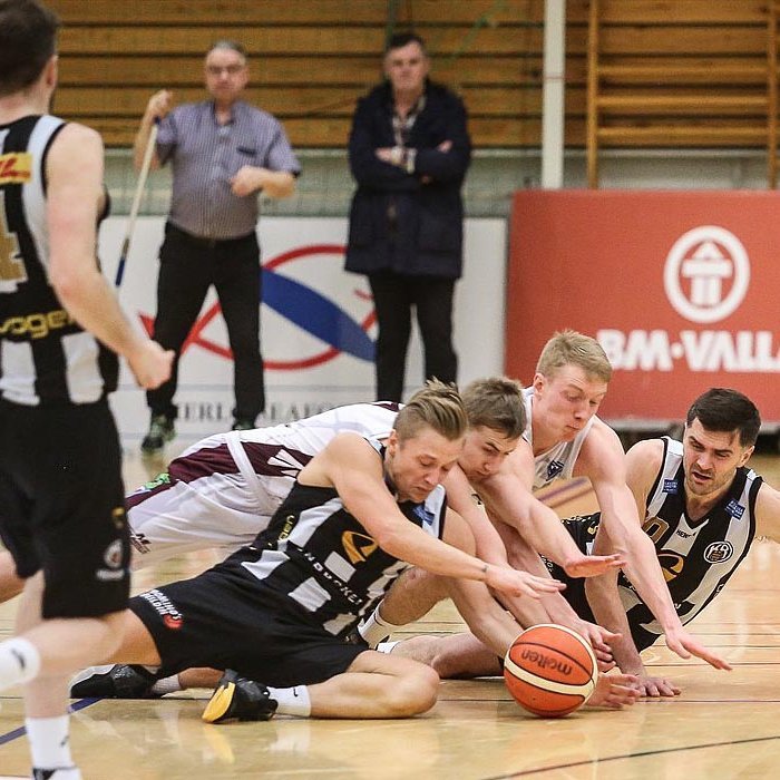 Barist um boltann. MYND: HJALTI ÁRNA