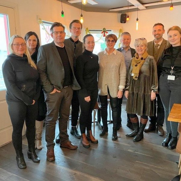 Frá vinstri: Sigrún Líndal Þrastardóttir, ráðgjafi í Félags- og skólaþjónustu A-Hún, Helga Helgadóttir, ráðgjafi félagsþjónustu í Fjallabyggð, Hjörtur Hjartarson, deildarstjóri félagsmáladeildar í Fjallabyggð, Anton Scheel Birgisson, sálfræðingur í Húnaþingi vestra, Sara Lind Kristjánsdóttir, félagsmálastjóri í Félags- og skólaþjónustu A-Hún, Gréta Sjöfn Guðmundsdóttir, félagsmálastjóri í Skagafirði, Sigfús Ingi Sigfússon, sveitarstjóri í Skagafirði, Herdís Á. Sæmundardóttir, sviðsstjóri fjölskyldusviðs í Skagafirði, Sigurður Þór Ágústsson, sviðsstjóri fjölskyldusviðs í Húnaþingi vestra og Margrét Petra Ragnarsdóttir, félagsráðgjafi í Skagafirði. Á myndina vantar Sigrúnu Elvu Benediktsdóttur félagsráðgjafa í Skagafirði. Mynd: Skagafjordur.is.