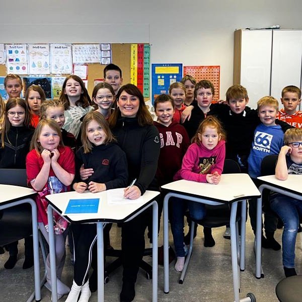 Sveitarstjóri með kátum krökkum í Höfðaskóla. MYND AF VEF SKAGASTRANDAR