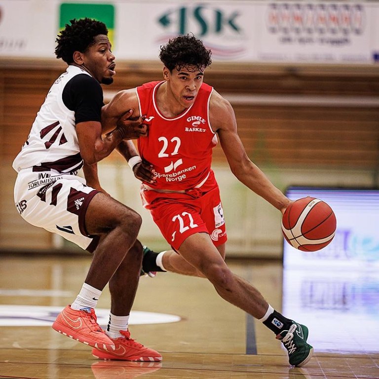 Basie spilar vörn gegn Gimle í Síkinu í október. MYND: DAVÍÐ MÁR