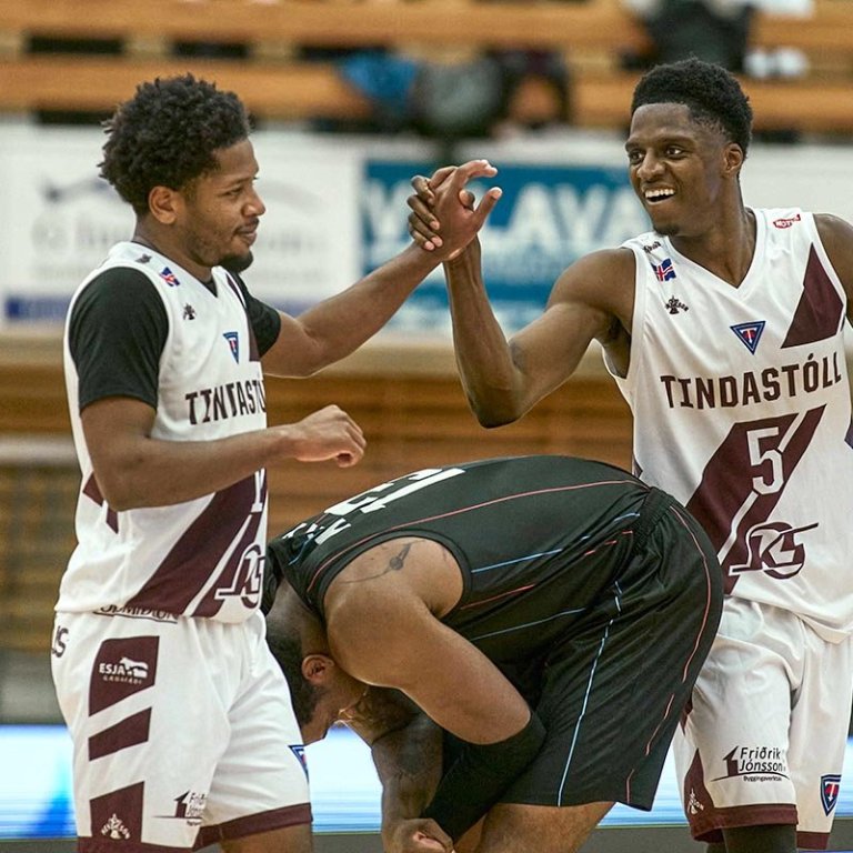 Basile og Taiwo sáttir í leiknum í gær en þeir voru báðir frábærir. Á neðri myndinni er Basile með viðurkenningu en hann var valinn MVP hjá liði Tindastóls. MYNDIR: SIGURÐUR INGI