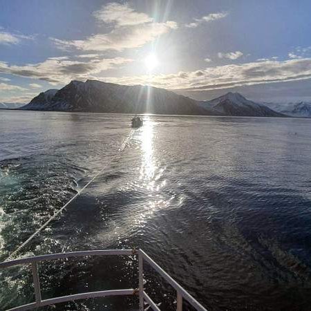 Sigurvin með bát í togi sem fengið hafði veiðarfæri í skrúfuna. Aðsend mynd.