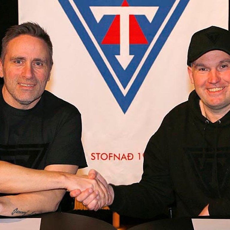 Benni og Dalli handsala samning um vöfflukaffi á höfninni... eða nei. Mynd frá undirritun fyrr í sumar þegar körfuknattleiksdeildin samdi við Benedikt um að taka við taumum Tindastóls. MYND: GG