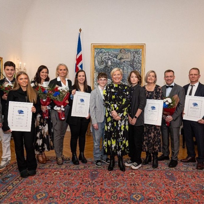 Verðlaunahafarnir með forseta Íslands eftir athöfnina á Bessastöðum í fyrra. Mynd tekin af skolathroun.is