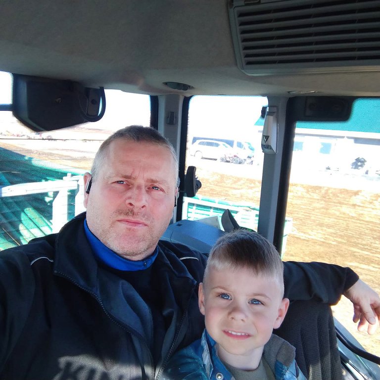 Bessi ásamt einum af afastrákunum sínum. MYND TEKIN AF FACEBOOK