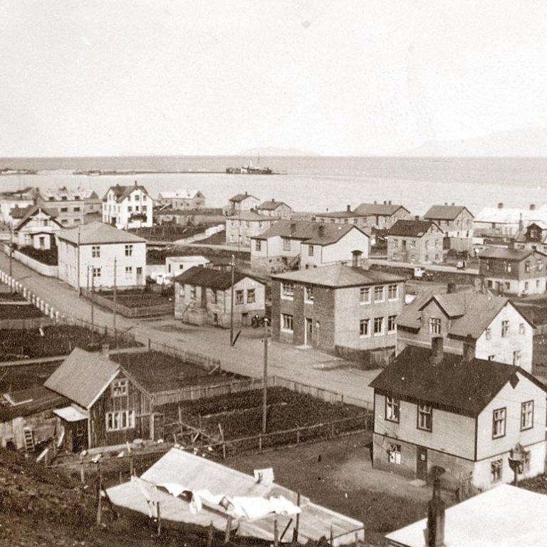 Bifröst um 1942 – búið að klæða húsið, viðbyggingar vestan við húsið.  MYND: HSk