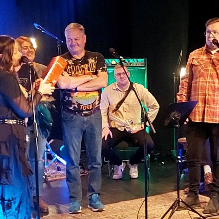 Fráfarndi og viðtakandi húsverðir í Bifröst á laugardaginn. Á myndinni má sjá lengst til vinstri: Sigurlaug Vordís, Helga Sigurbjörns, Sigurbjörn Björnsson og lenst til hægri er Fúsi Ben. Á myndina vantar Báru Jóns. MYND: GUÐBRANDUR ÆGIR