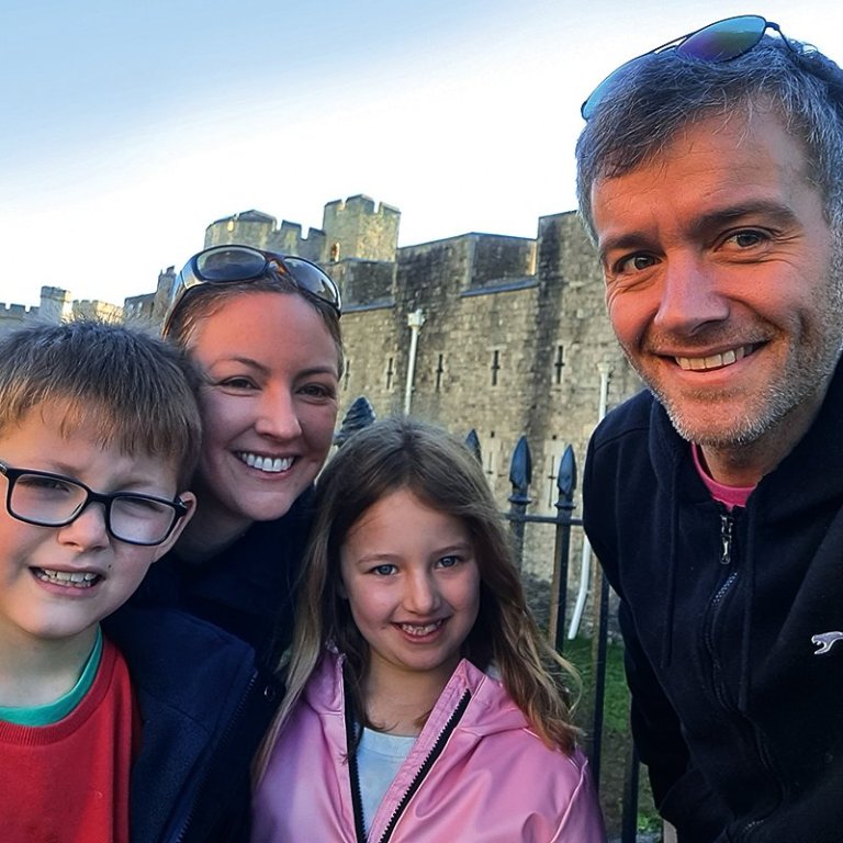 Jónas, Sinead, Kristjana og Birgir Óli á góðum degi við kastalann í Warwick. AÐSENDAR MYNDIR