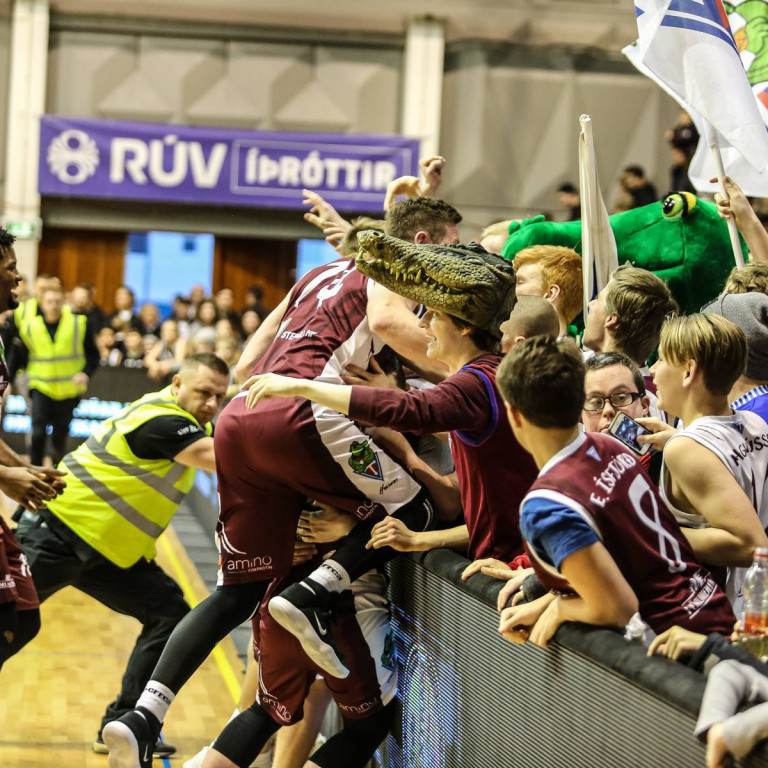 La-la-lalla-lalla-la. Óóó Tindastóll! Tindastólsmenn fagna með stuðningsmönnum í Höllinni í dag. MYND: HJALTI ÁRNA