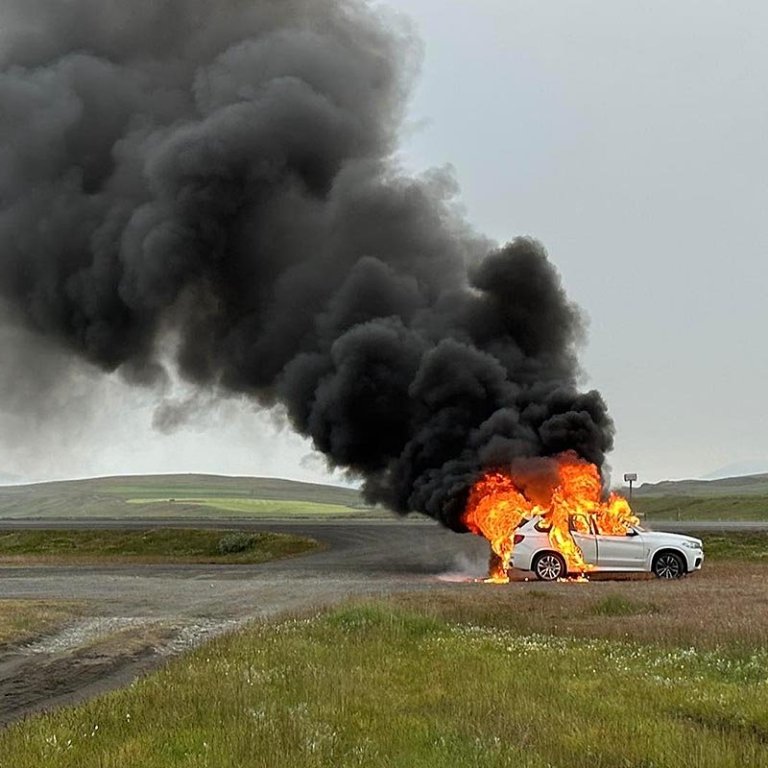Bíllinn skíðlogaði stuttu eftir að ökumaður og farþegi forðuðu sér, AÐSENDAR MYNDIR