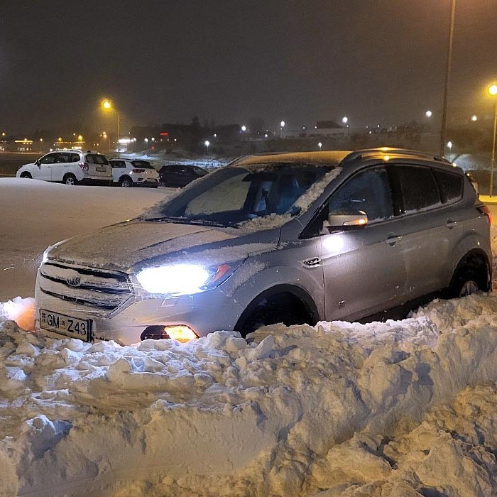 Það dugði ekki öllum að vera með drif á öllum í morgun. MYND: PF