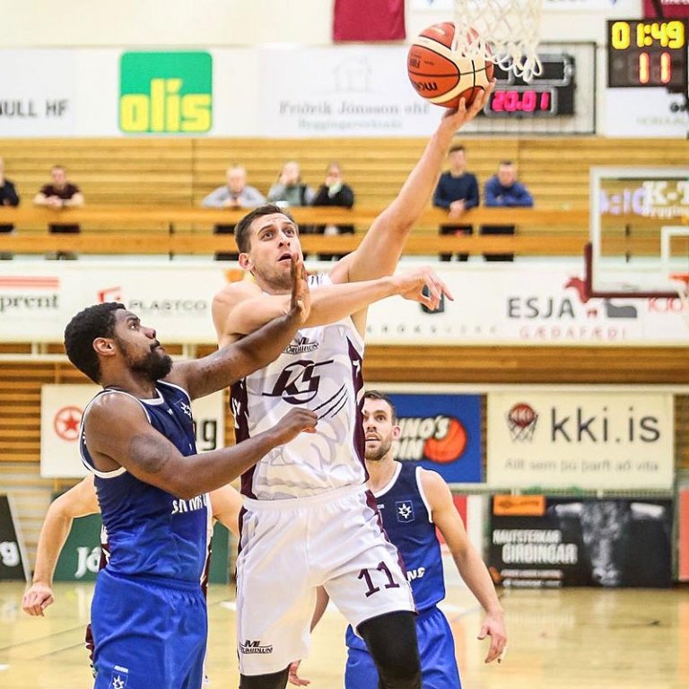 Sinisa Bilic fer fram hjá Kyle Johnson í leiknum gegn Stjörnunni hér heima í haust. Sá leikur endaði 91-83 fyrir Tindastól. Kyle var ekki með liði Stjörnunnar í gær. MYND: HJALTI ÁRNA