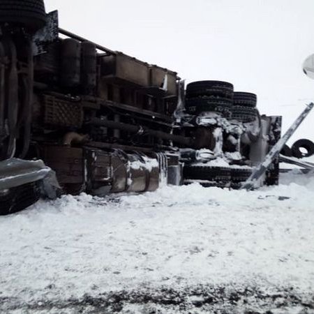 Bíllin liggur á hliðinni. Mynd af mbl.is