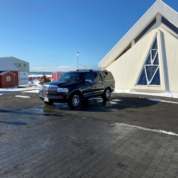 Fyrirtækið hefur fjárfest í þessum fallega Lincol-líkbíl. Aðsend mynd.