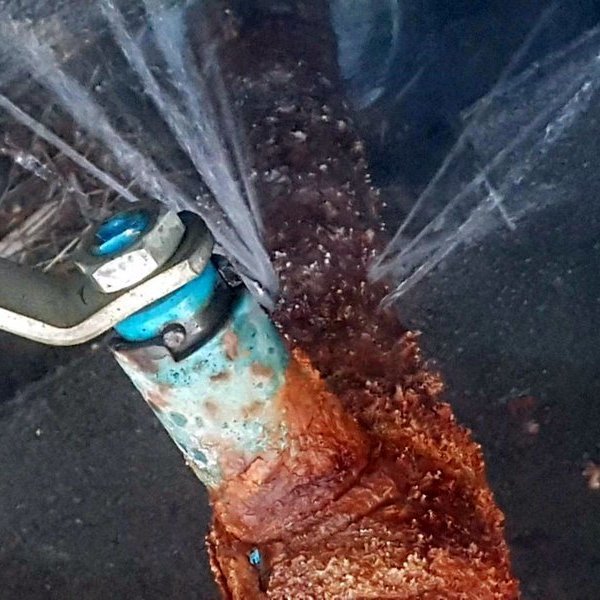 Sökudólgurinn, sprungið afloftunarrör. Mynd: hunathing.is