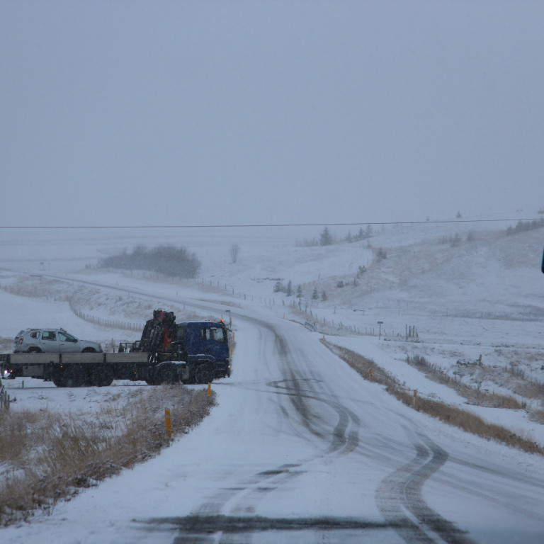 Bíllinn fjarlægður af vettvangi. Mynd: KSE
