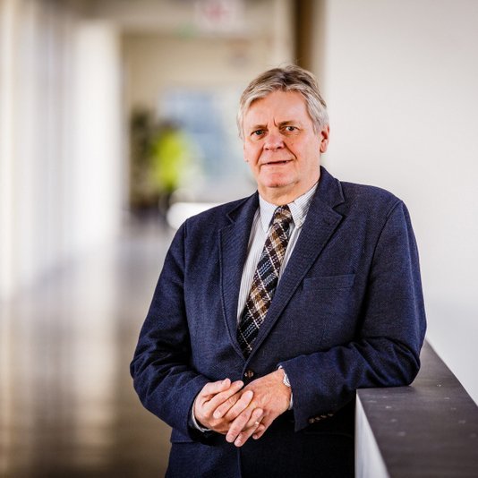 „Netvæðingin og tilkoma samfélagsmiðla hefur gjörbreytt umhverfinu hjá hefðbundnum fjölmiðlum, ekki síst rekstrarskilyrðum en líka vinnubrögðum og framsetningu,“ segir Birgir Guðmundsson, dósent í fjölmiðlafræði við HA.