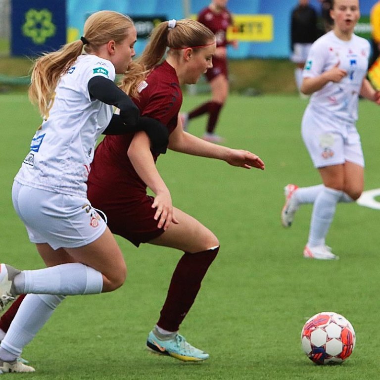 Birgitta þýtur framhjá andstæðingi sínum.