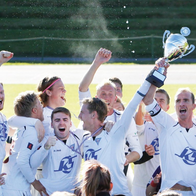 Bjarki með bikarinn á lofti eftir að Stólarnir tryggðu sér sigur í 3. deildinni sumarið 2016. Það sumar töpuðu Stólarnir fyrsta leik tímabilsins en unnu síðan alla 17 leikina þar á eftir. MYND: ÓAB