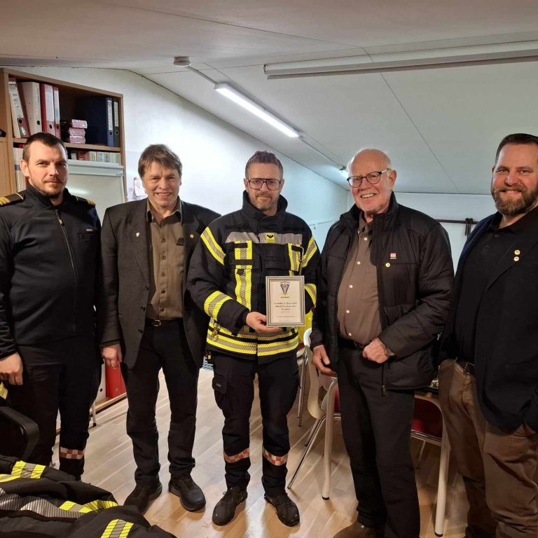 Gísli Már Arnarson varaslökkviliðssjóri, Guðmundur Jónsson ritari Bjarma, Valur Freyr Halldórsson slökkviliðssjóri, Pétur Daníelsson formaður Bjarma og Guðmundur Brynjar Guðmundsson gjaldkeri Bjarma.MYND AÐSEND