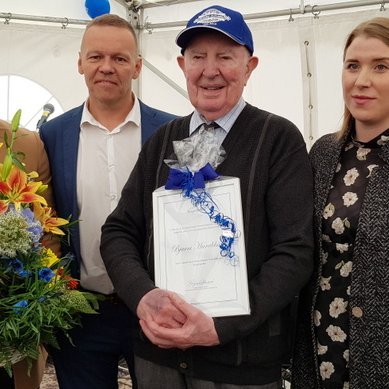 Bjarni Haraldsson, heiðursborgari Sveitarfélagsins Skagafjarðar, ásamt Stefáni Vagni Stefánssyni, formanni byggðaráðs, Gísla Sigurðssyni, varaformanni byggðaráðs og Regínu Valdimarsdóttur, forseta sveitarstjórnar. Mynd: PF.