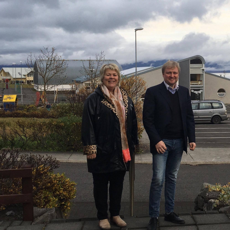 Lilja Rafney og Bjarni Jónsson við Súðavíkurskóla