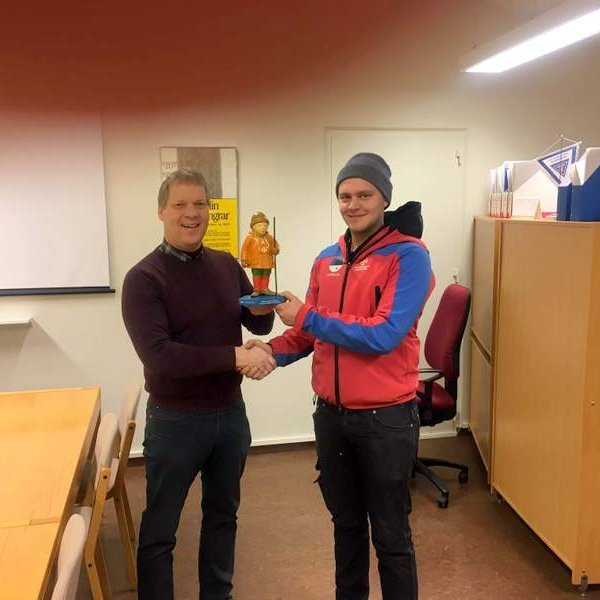 Bjartur Þór Jóhannsson afhendir Stefáni Loga Haraldssyni, framkvæmdastjóra Steinullar, stóran Björgunarkall. Aðsend mynd.