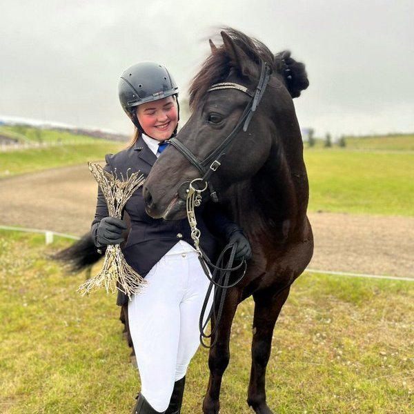 Björg Ingólfsdóttir og Kjuði frá Dýrfinnustöðum með Øder Cup, sérstök verðlaun til minningar um Einar Øder. Mynd af FB-síðu Skagfirðings.