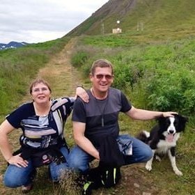 Páll Stefánsson, tæknimaður á Tengli á Sauðárkróki, og Jóhanna S. Birgisdóttir kona hans eftir giftusamlegt björgunarútkall í Hvanneyrarskál. Endurvarpsstöðin, sem mjálmið kom frá, í baksýn. Mynd af FB-síðu Gunnsteins Ólafssonar.