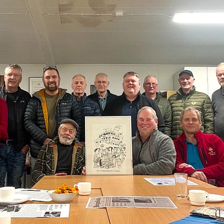 Björgunarsveitarfélagar komu saman nú í janúar og rifjuðu upp þetta erfiða ferðalag með Múlafossi.    MYND: ÁSTA BIRNA