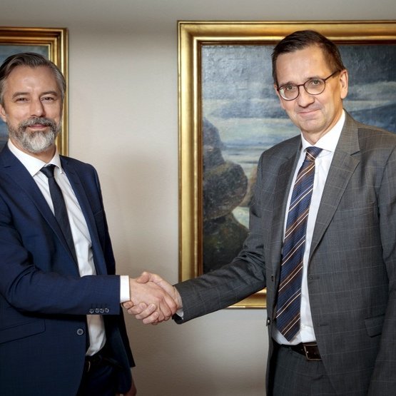 Forstjórarnir Hörður Arnarson og Björn Brynjúlfsson innsigla samninginn.