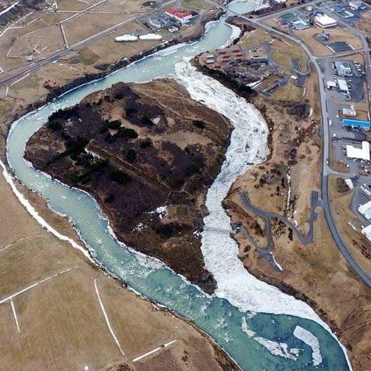 Í farvegi Blöndu við Hrútey hefur safnast upp mikil og þétt íshrönn af brotnum ísjökum og situr hún föst en nær allt rennsli árinnar liggur um syðri farveginn. Litlu hefur mátt muna að ísinn gæti laskað nýju göngubrúna yfir ána og þá gömlu sem liggur aðeins neðar. Mynd: Náttúrustofa Norðurlands vestra.