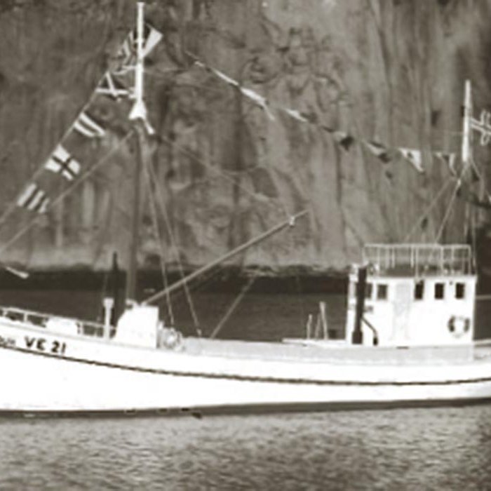 Blátindur þegar hann var afhentur Menningarmálanefnd á sjórnannadaginn 2001. MYND: HEIMASLÓÐ.IS