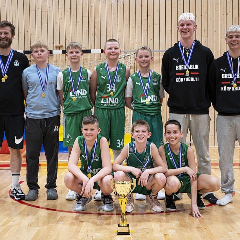 Íslandsmeistarar Breiðabliks í minnibolta 11 ára. Efri frá vinstri Þórólfur Heiðar Þorsteinsson þjálfari, Mikael Nökkvi Rafnsson, Rúnar Magni Rúnarsson, Sölvi Hrafn Arnarsson, Axel Kári Arnarsson, Logi Guðmundsson aðstoðarþjálfari, Mattías Örn Þórólfsson aðstoðarþjálfari. Neðri frá vinstri Áki Traustason, Benedikt Arnór Þórólfsson, Tómas Péturssoni. MYND AF KARFAN.IS