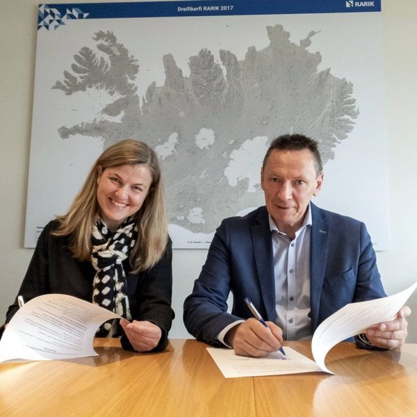 Valdimar O Hermannnsson, Sveitarstjóri Blönduósbæjar og Helga Jóhannsdóttir, Framkvæmdastjóri rekstrarsviðs RARIK, við undirritun samningsins. Aðsend mynd.