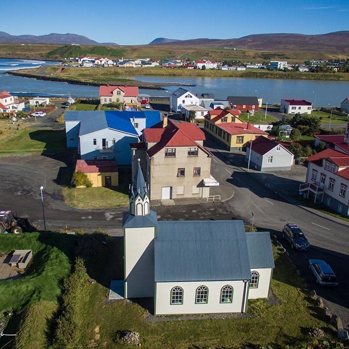 Horft yfir gömlu kirkjuna og Gamla bæinn á Blönduósi og Blönduós. MYND: RÓBERT DANÍEL