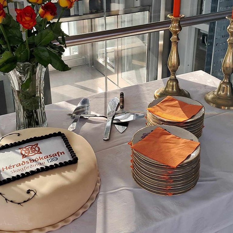 „Já, góð er hún blessunin.“ Það er kaka í dag. MYND: KSE