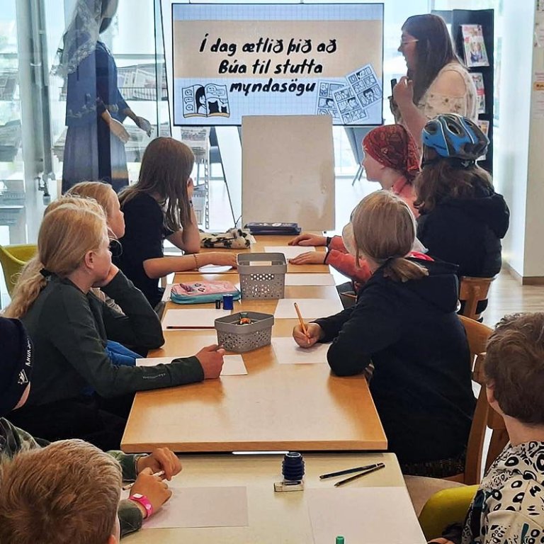Frá myndasögunámskeiði í gær. Á neðri myndinni má sjá svokallaðan bangsapoka; bók um Línu langsokk, Línu brúðu og bókasafnspoka. MYNDIR FRÁ SAFNINU