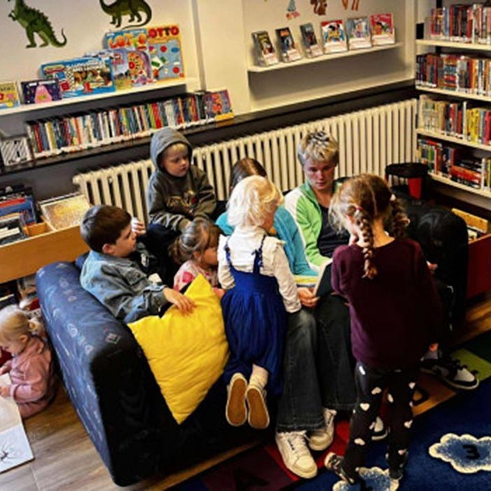 Frá lestrarstundinni í bókasafninu. MYND: SAGA SJÖFN