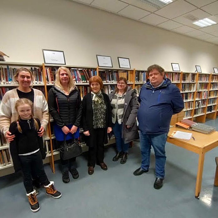 Elinborg ásamt fyrrverandi nemendum sínum og Ólafi Rúnarssyni tónlitarkennara. Frá vinstri: Sveinbjörg Rut Pétursdóttir, framan við hana Margrét Ragna Jónsdóttir, Sigríður Ólafsdóttir, Elinborg fyrir miðri mynd, Elín Jóna Rósinberg og Ólafur. MYND AF FACEBOOK-SÍÐU SAFNSINS