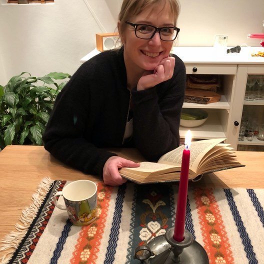 Sigurlaug Rún Brynleifsdóttir blaðar í góðri bók. Aðsend mynd.