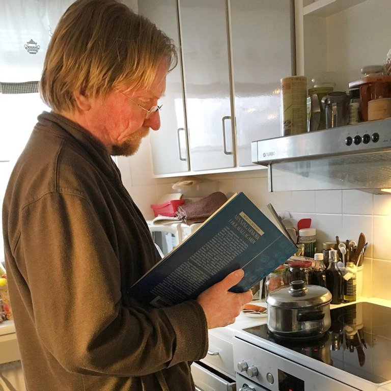 Þorgeir: „Þarna er ég að lesa meðan ég passa að pastað sjóði ekki uppúr.“  AÐSEND MYND