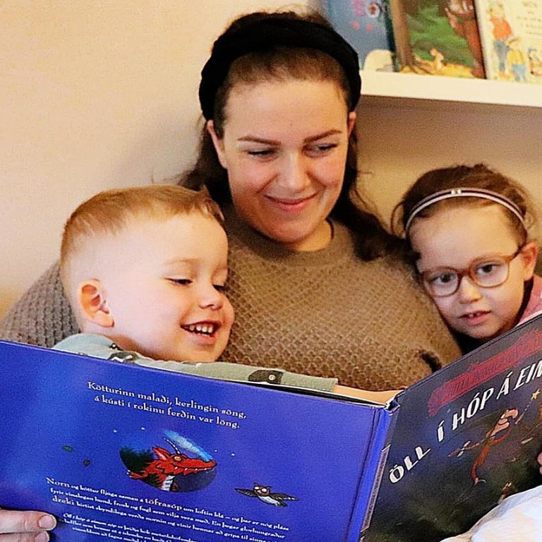Hrund Marín að lesa fyrir börnin. AÐSEND MYND