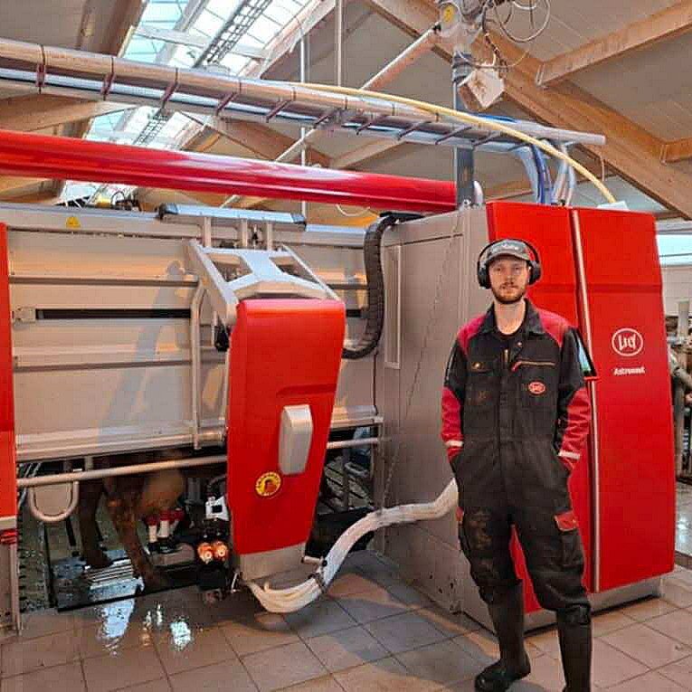 Kiddi við mjaltarþjóninn. MYND AÐSEND