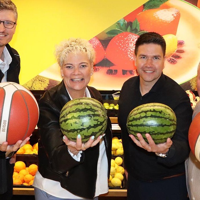 Bónus í Skagafjörðinn?  meðfylgjandi mynd frá vinstri eru þau; Baldur Ólafsson markaðsstjóri Bónus, Guðbjörg Norðfjörð Elíasdóttir formaður KKÍ, Björgvin Víkingsson framkvæmdastjóri Bónus og Hannes S. Jónsson framkvæmdastjóri KKÍ. AÐSEND MYND