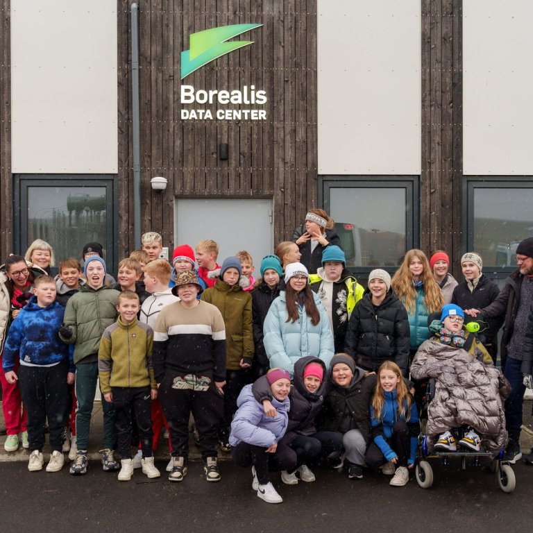 Nemendum Húnaskóla á Blönduósi við gagnaver Boralis Data Center. MYND AÐSEND